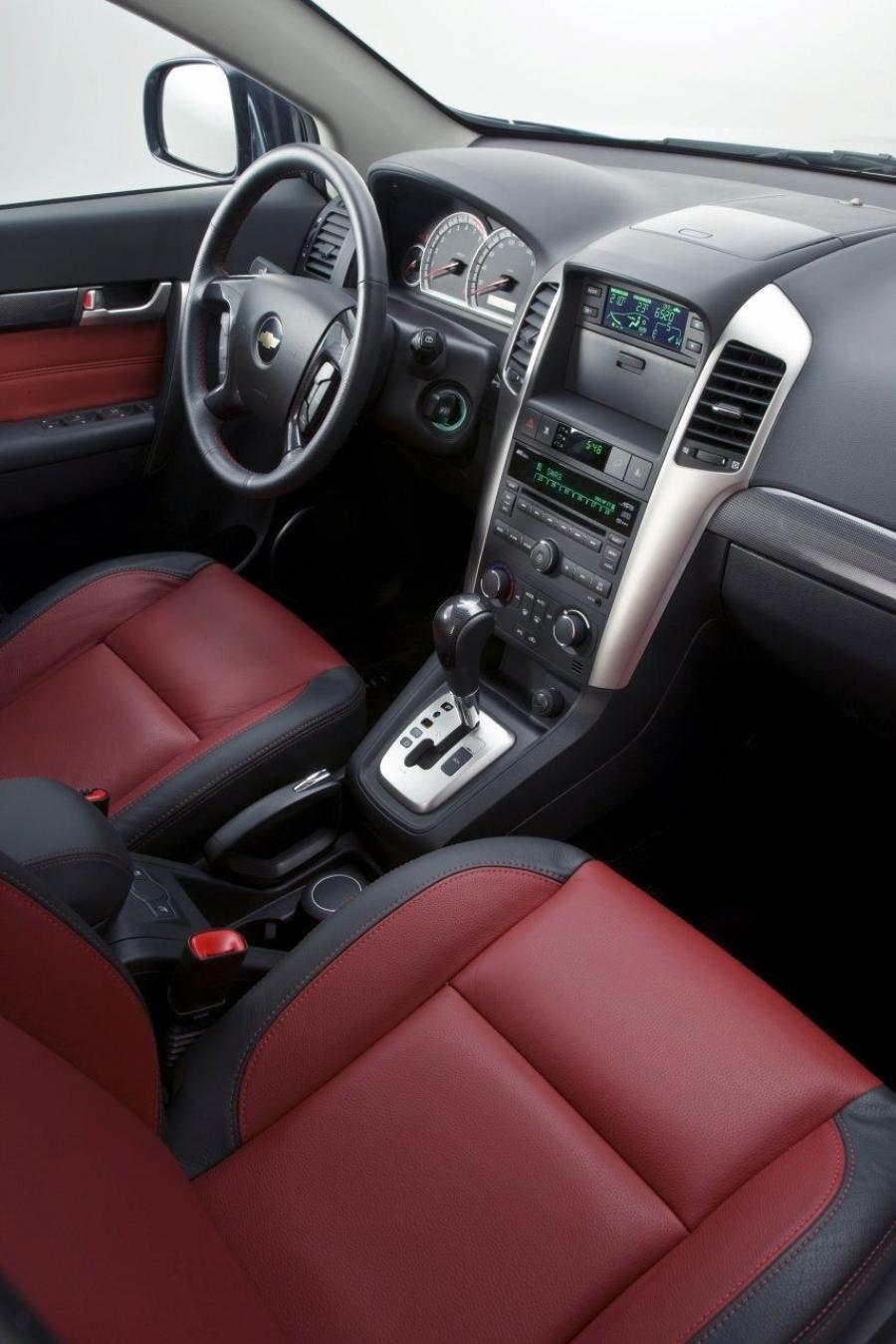 Интерьер Chevrolet Captiva Sport 2008 года  (фото 8 из 11)